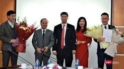 Phó Tổng Giám đốc Đài Tiếng nói Việt Nam Ngô Minh Hiển (giữa) và Giám đốc Đài VTC Trần Văn Thành (thứ hai trái sang) trao quyết định bổ nhiệm và hoa chúc mừng Phó Giám đốc Đài VTC Nguyễn Văn Bình (bìa trái) và Lương Minh Đức (bìa phải).