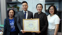 Ông Nguyễn Văn Văn nhận giấy khen của Liên chi hội Bảo vệ quyền trẻ em tỉnh Quảng Ninh. Ảnh: TD.