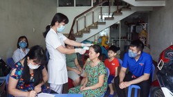 Cán bộ y tế phường Hồng Hải (TP Hạ Long) tới khám sức khỏe tại nhà cho người dân. Ảnh: quangninh.gov.vn.