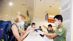 Các cán bộ Công an cửa khẩu Cảng hàng không Quốc tế Nội Bài thuộc Cục quản lý xuất, nhập cảnh Bộ Công an vẫn đang lặng thầm làm nhiệm vụ, đối mặt với hiểm nguy ở nơi “tuyến đầu” với dịch COVID-19.