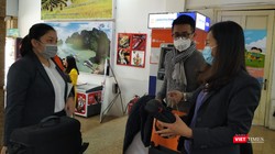 Mọi người dân bắt buộc đeo khẩu trang khi đến chỗ đông người. Ảnh: Anh Lê.