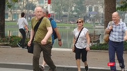 Nhiều khách du lịch nước ngoài chưa có ý thức đeo khẩu trang và sử dụng các sản phẩm phòng dịch COVID-19. Ảnh: Anh Lê