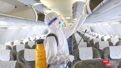 Khử trùng máy bay phòng chống nguy cơ lây nhiễm dịch bệnh COVID-19 tại Tân Sơn Nhất. Ảnh: Hoàng Triều