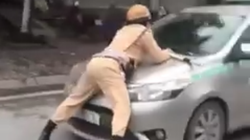 Hình ảnh Trung úy CSGT bị hất tung lên nắp capô taxi vào chiều nay. Ảnh chụp màn hình video: Anh Lê