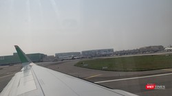 Liên tục phát hiện có người mắc COVID-19 trên các chuyến bay từ nước ngoài về Việt Nam. Ảnh: Anh Lê.