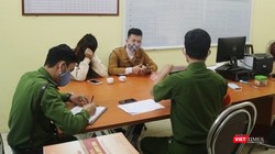 Các đối tượng vi phạm được mời về trụ sở Công an quận để làm việc. Ảnh: Hiệp Bình.