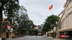 Chợ Đồng Xuân vắng lặng trong những ngày cách ly xã hội, khác hẳn với quang cảnh đông đúc, nhộn nhịp ngày thường.