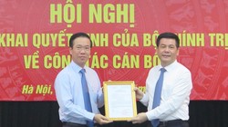 Ông Võ Văn Thưởng - Ủy viên Bộ Chính trị, Bí thư Trung ương Đảng, Trưởng Ban Tuyên giáo Trung ương - đã trao quyết định của Bộ Chính trị cho ông Nguyễn Hồng Diên. Ảnh: Tuyengiao.vn