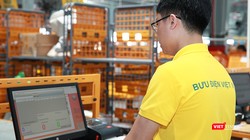 Nhân viên thao tác trên máy điều khiển tại Trung tâm vận chuyển và kho vận khu vực Bắc miền Trung.