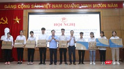 Giám đốc Sở GDĐT Hà Nội Chử Xuân Dũng và Hiệu trưởng trường THCS Thái Thịnh Nguyễn Cao Cường (đại diện nhà tài trợ) trao máy tính cho học sinh có hoàn cảnh khó khăn. Ảnh: Minh Ngọc.