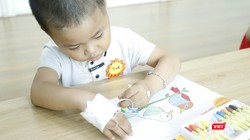 Học sinh nhỏ của Lớp học hạnh phúc say mê tô màu bất chấp kim truyền xuyên vào da thịt.