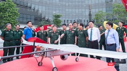 Đại diện Bộ Quốc phòng tham quan khu trưng bày triển lãm sản phẩm, ứng dụng của Viettel.