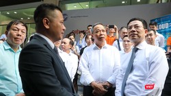 Bộ trưởng Bộ Thông tin và Truyền thông Nguyễn Mạnh Hùng và lãnh đạo các doanh nghiệp trao đổi bên lề Hội nghị về công cuộc chuyển đổi số quốc gia. Ảnh: Minh Sơn.