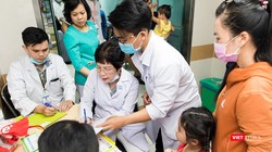 Các bác sĩ của Đại học Y Dược TP.HCM thực hiện khám lâm sàng cho các em nhỏ.