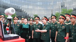 Làm việc tại Viettel, Chủ tịch Quốc hội nhấn mạnh, Viettel cần tiếp tục chú trọng hoạt động nghiên cứu sản xuất, đặt nền móng cho việc nước ta có thể làm chủ trang bị, vũ khí công nghệ cao.