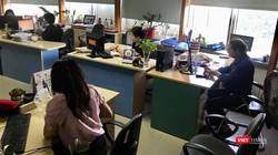 Các phóng viên, biên tập viên của Thời báo Kinh tế Việt Nam vẫn bám trụ tại tòa soạn, bất chấp lệnh giải thể - Ảnh chụp chiều ngày 16/7.