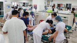 Quang cảnh khẩn trương cấp cứu người bị nạn tại Bệnh viện Hữu nghị Việt Nam – Cu Ba, Đồng Hới. Ảnh: FB Dương Sông Lam.