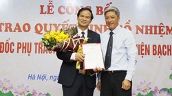 Thứ trưởng Bộ Y tế Nguyễn Trường Sơn  trao quyết định bổ nhiệm PGS.TS Đào Xuân Cơ. Ảnh: bachmai.gov.vn.