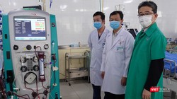 Ông Masuda Chikahiro - Trưởng Văn phòng chi nhánh JICA Việt Nam tại TP. Hồ Chí Minh (người thứ nhất, từ phải qua) - trao tặng máy ECMO cho BS. Nguyễn Trí Thức - Giám đốc Bệnh viện Chợ Rẫy (người đứng giữa). Ảnh: JICA.