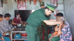 Cán bộ Đồn Biên phòng Quảng Đức và lực lượng dân quân địa phương tuyên truyền phòng, chống dịch bệnh, phát khẩu trang cho người dân bản Mốc 13, xã Quảng Đức (huyện Hải Hà). Ảnh" UBND QN.