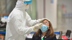 Nhân viên y tế lấy mẫu xét nghiệm COVID-19 (Ảnh: Hoàng Anh)