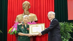 Tổng Bí thư, Chủ tịch nước Nguyễn Phú Trọng trao Huy hiệu 70 năm tuổi Đảng cho nguyên Tổng Bí thư Lê Khả Phiêu (ngày 25/8/2019)..