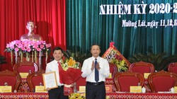Ông Đỗ Minh Tuấn - Phó Bí thư Tỉnh ủy, trao quyết định và tặng hoa chúc mừng tân Bí thư Huyện ủy Mường Lát Hà Văn Ca.   Ảnh: Quốc Hương