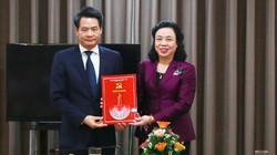 Phó Bí thư Thường trực Thành ủy Ngô Thị Thanh Hằng trao quyết định bổ nhiệm cho ông Nguyễn Quang Đức. (Ảnh: UBND TP. Hà Nội)