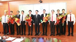 Bộ trưởng Nguyễn Mạnh Hùng trao quyết định cho các cán bộ. Ảnh MIC.