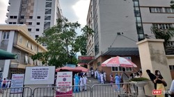 Bác sĩ và bệnh nhân Bệnh viện E đếm ngược thời gian chờ dỡ bỏ phong tỏa. Ảnh: Minh Thúy