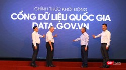 Thứ trưởng Nguyễn Thành Hưng và các đại biểu chính thức khởi động Cổng dữ liệu quốc gia data.gov.vn. 