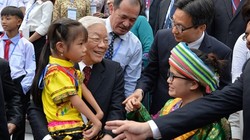 Tổng Bí thư, Chủ tịch nước Nguyễn Phú Trọng trò chuyện thân mật và động viên Đoàn học sinh, sinh viên (HS, SV) tiêu biểu, xuất sắc năm học 2017-2018. Ảnh: VGP.