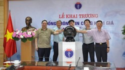 GS.TS. Nguyễn Thanh Long, TS. Trương Quốc Cường, TS. Nguyễn Trường Sơn và các đại biểu bấm nút khai trương tại buổi lễ. Ảnh: Bộ Y tế.