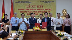 Ông Nguyễn Thanh Lâm - Cục trưởng Cục Báo chí và ông Nguyễn Thanh Liêm - Giám đốc Sở TT&TT Hà Nội ký kết Chương trình phối hợp. Ảnh: Sở TT&TT HN.