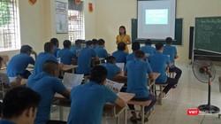 Các học viên tại Cơ sở Cai nghiện ma túy số 5 Hà Nội tiếp cận nội dung bài giảng 