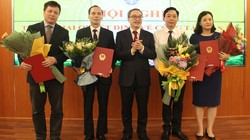 Thứ trưởng Phan Tâm trao quyết định cho các cán bộ. Ảnh MIC