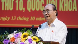 Thủ tướng trả lời các vấn đề cử tri nêu tại cuộc tiếp xúc. Ảnh: VGP.