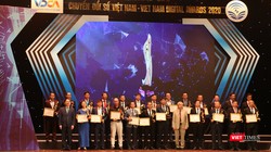 Đại diện các cơ quan nhà nước, doanh nghiệp chuyển đổi số xuất sắc nhận Cúp và Chứng nhận từ TS. Phan Xuân Dũng – Chủ nhiệm Ủy ban Khoa học, Công nghệ và Môi trường của Quốc hội và TS. Nguyễn Quân – Nguyên Bộ Trưởng Khoa học & Công nghệ, Chủ tịch Hội đồng Chung khảo Giải thưởng Chuyển đổi số Việt Nam 2020.
