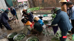 Nhiều nơi ở Nghệ An đang gói bánh chưng gửi vào bà con vùng lũ.