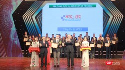 Đại diện HTC-ITC nhận Cúp và chứng nhận dịch vụ Chuyển đổi số xuất sắc từ tay GS. TSKH Đặng Vũ Minh – Chủ tịch Liên hiệp các Hội Khoa học và Kỹ thuật Việt Nam và TS. Phan Tâm – Thứ trưởng Bộ Thông tin và Truyền thông.
