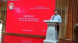 Ông Nguyễn Văn Nhiên - Phó Chánh Thanh tra Bộ Y tế trực tiếp giảng bài tại Hội nghị.