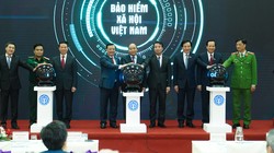 Thủ tướng Nguyễn Xuân Phúc bấm nút công bố ứng dụng 'Bảo hiểm xã hội số' trên thiết bị di dộng. Ảnh: VGP.