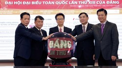 Phó Thủ tướng Vũ Đức Đam, lãnh đạo TTXVN và một số bộ ngành thực hiện nghi thức khai trương Trang thông tin daihoidang.vn.