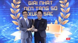 Phó Thủ tướng Vũ Đức Đam trao giải Nhất nền tảng số xuất sắc nhất cho ông Phạm Kim Hùng - CEO Base.vn.