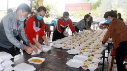 Trung bình mỗi ngày tổ hậu cần chuẩn bị trên 700 suất ăn cung cấp cho những người đi cách ly tập trung và một số người tham gia các chốt kiểm soát dịch.