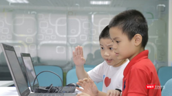 Trẻ em cần được giải thích rằng tất cả thông tin nhạy cảm chỉ có thể được chia sẻ với những người trẻ biết ngoài đời thực.