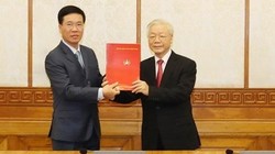 Tổng Bí thư, Chủ tịch nước Nguyễn Phú Trọng trao quyết định cho ông Võ Văn Thưởng. Ảnh TTXVN