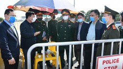 Phó Chủ tịch UBND TP. Nguyễn Đức Thọ trao đổi với lực lượng làm nhiệm vụ tại các chốt cần linh hoạt trong việc kiểm soát và xử lý, ưu tiên cho tất cả các phương tiện và người không có hộ khẩu thường trú tại TP. Hải Phòng qua chốt kiểm soát ra khỏi TP. mà không cần giấy xác nhận. Ảnh: UBND TP. Hải Phòng.