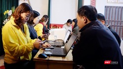 Nhân viên Bưu điện hỗ trợ người dân đăng kí tài khoản định danh xác thực điện tử PostID