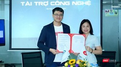 Đại diện GMO-Z.com Runsystem (bìa trái) và VINASA tại lễ ký kết.